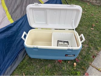 Lars ice chest and tent