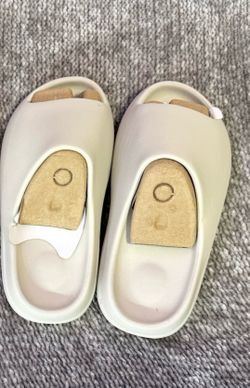 Yeezy slides men’s size 8