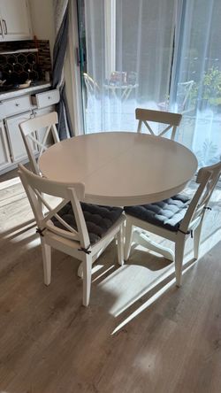 Expandable IKEA dinner table with 4 chairs