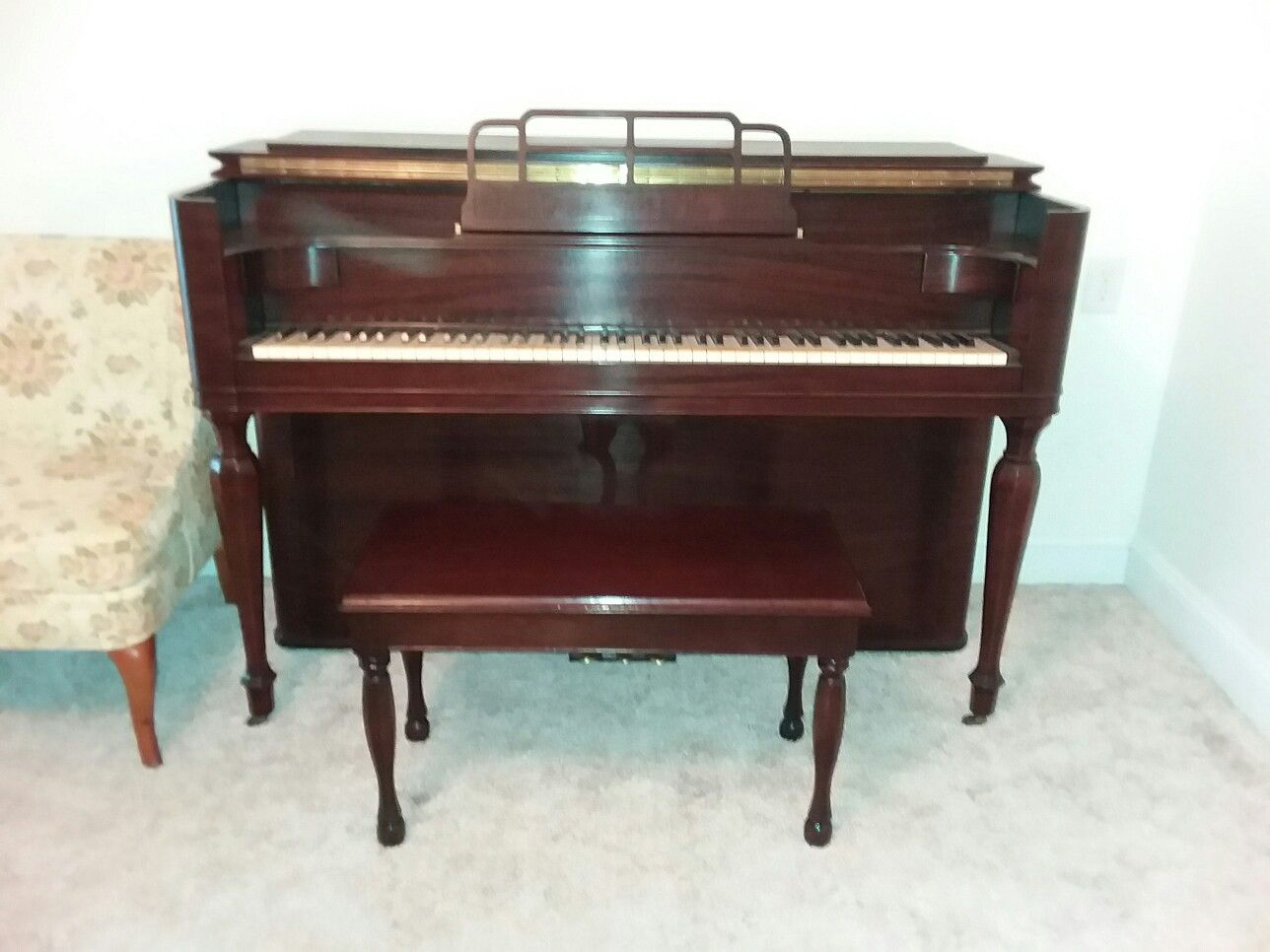 Beautifull piano EXCELENT CONDITION solid wood