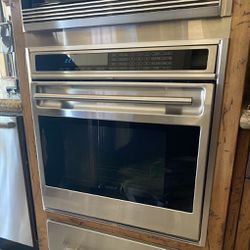 Must see! Super clean 30” inch wolf single electric wall oven for sale. 