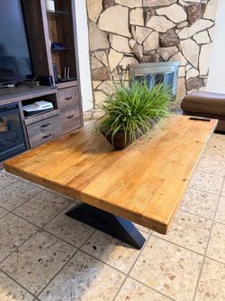 Beautiful solid hardwood table set in good condition. 🤎