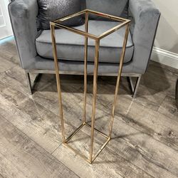 4 Metal pedestal stands