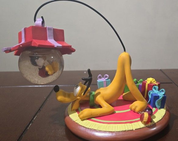 Brand New Disney Snow Globe Micky Mouse And Pluto