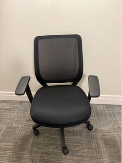 Staples - Essentials Ergonomic Fabric Swivel Task Chair, (UN56947) - Black