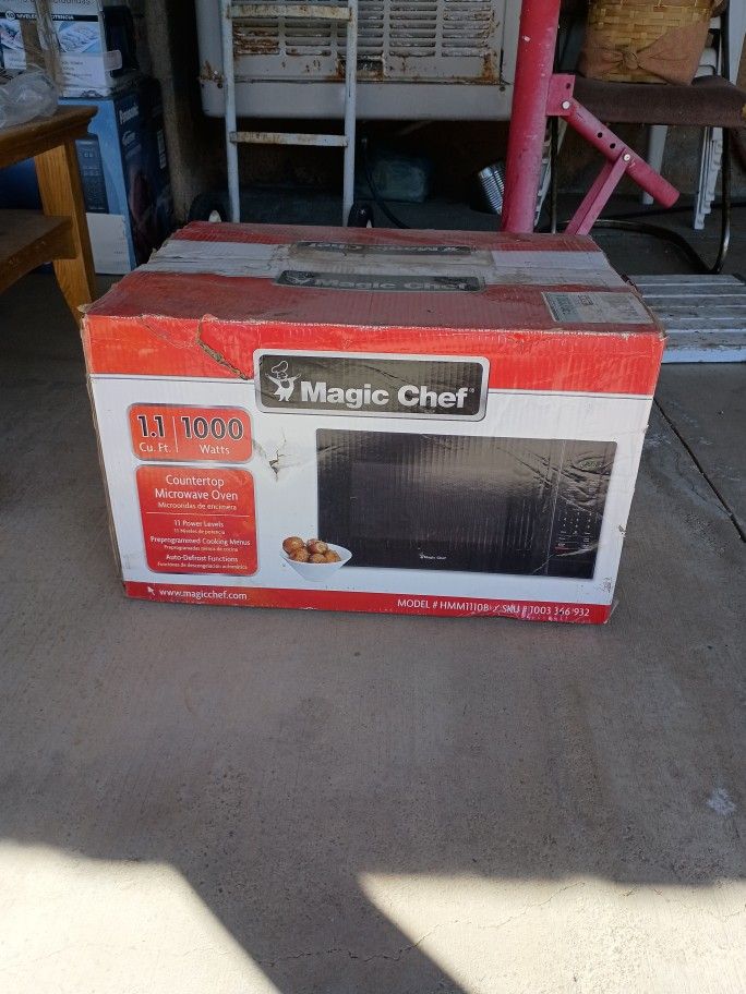 Magic Chef 1.1 cu. ft. microwave