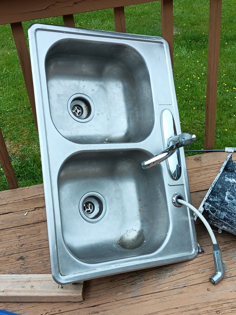 Kitchen Sink with Spray Nozzle