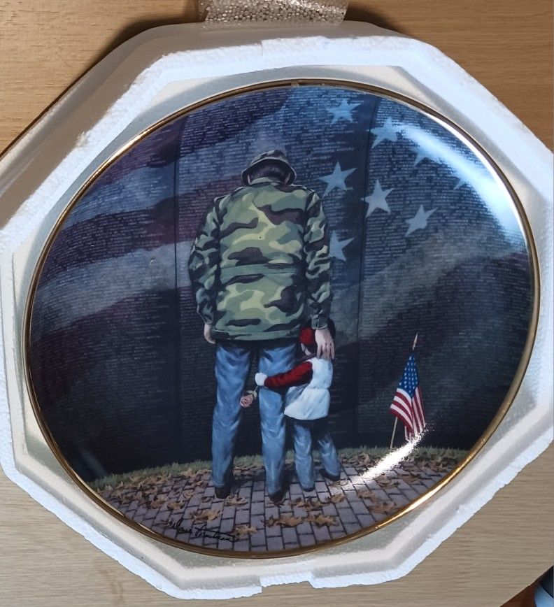 FRANKLIN MINT LIMITED & NUMBERED EDITION COLLECTOR PLATE "SHARING THE MEMORY" BY DAVID TROUTMAN