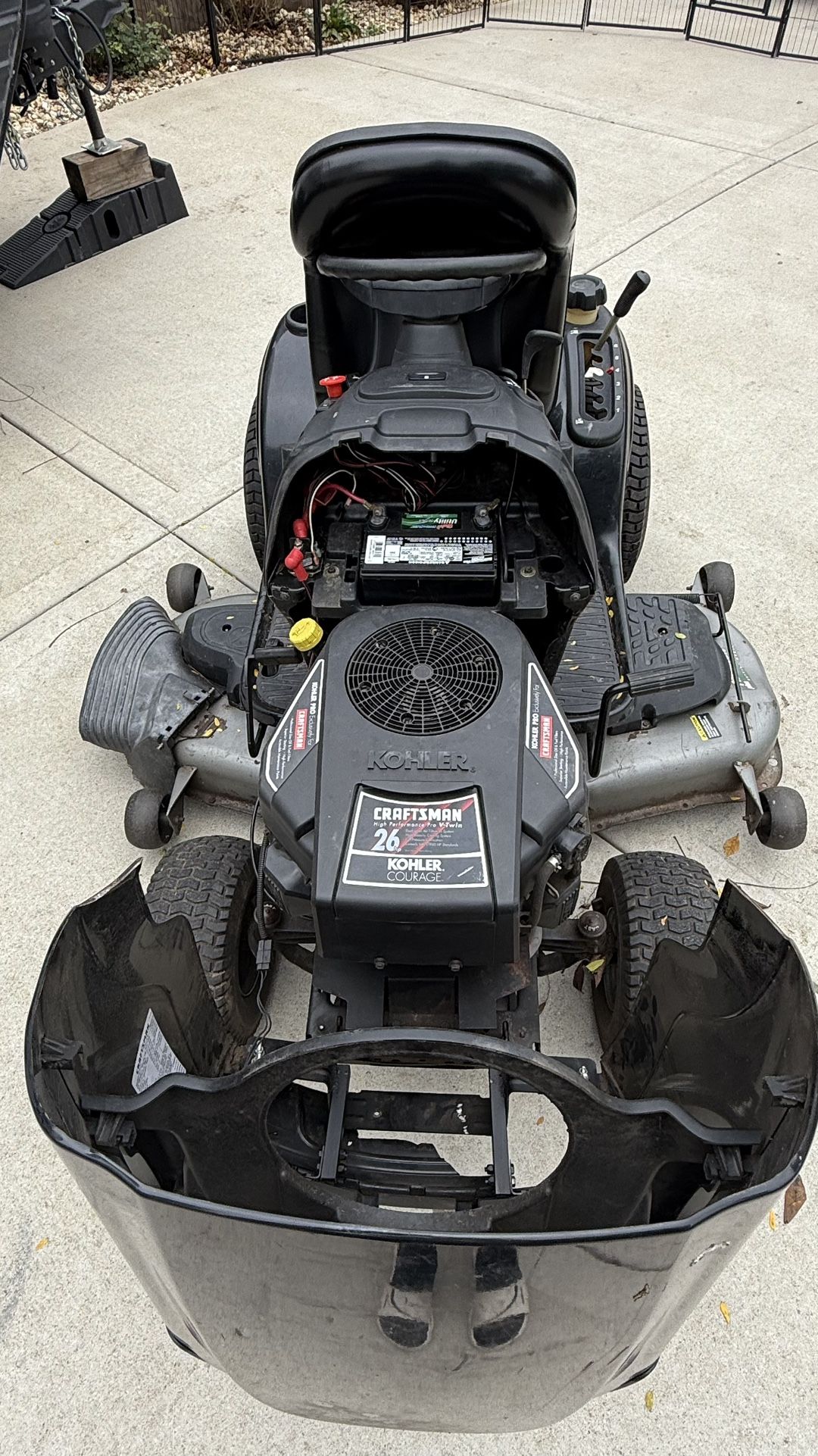 Craftsman KOHLER VTWIN 26HP 50” DECK AUTO TRAN FOOTPEDAL OPERATED REVERSE AND FORWARD