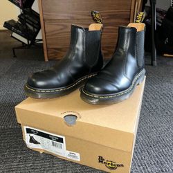  Dr. Martens Chelsea Boots