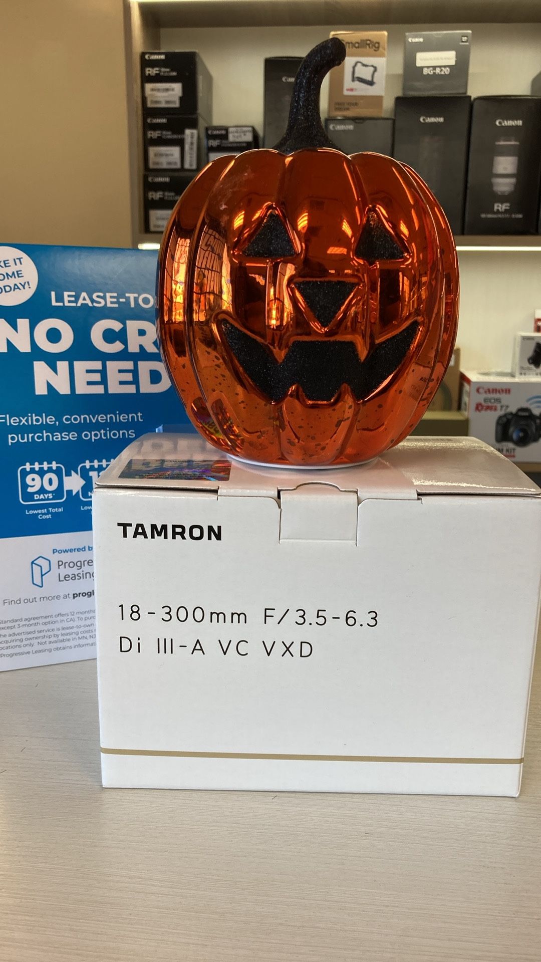 Tamron 18-300 Mm RF Mount lens (Downey, Ca)