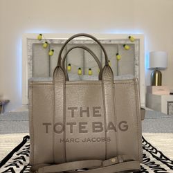 Authentic Marc Jacobs Medium Leather Tote Bag in the beautiful and versatile Cement color.