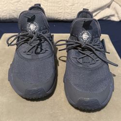 Air Hurache By Nike Women’s Size 7 Triple Navy