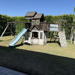 Cedar Summit,  Swing And Play Set 