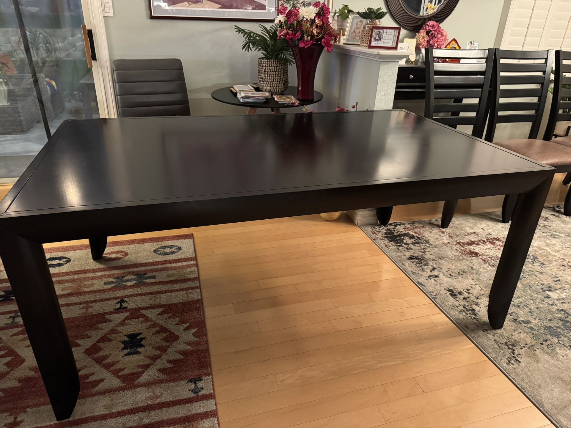 Dining Room Table & Chairs 