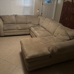 Sectional Couch (Rooms To Go) 