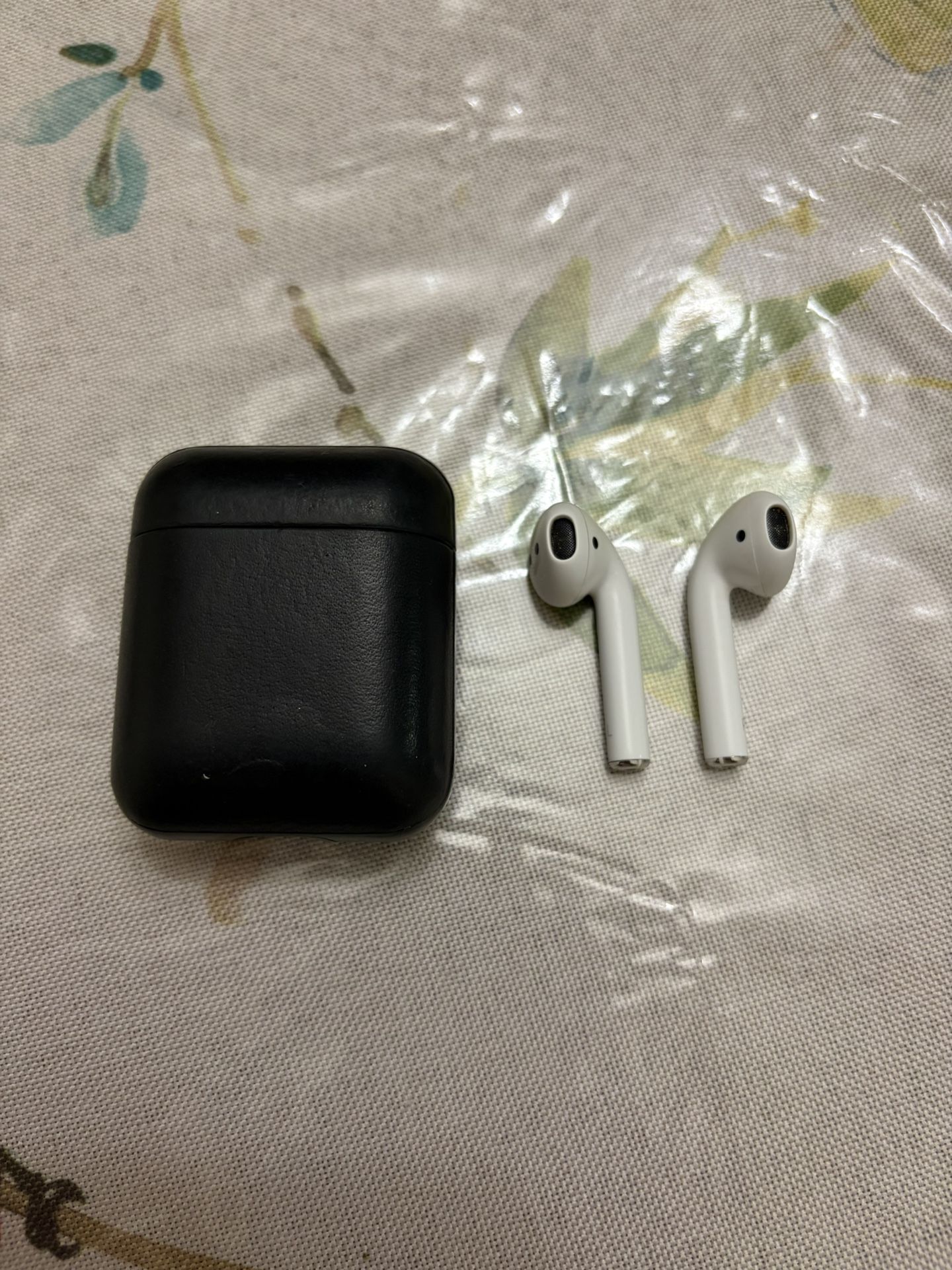 Apple AirPods With Charging Case