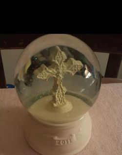 Snowglobe with cross