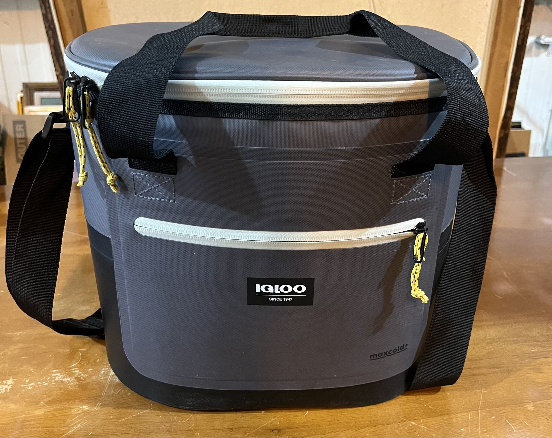 Igloo MaxCold Soft Cooler Bag – Leak-Resistant Insulated with Shoulder Strap