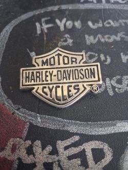 Harley Davidson cycles vintage pin or bag emblem.