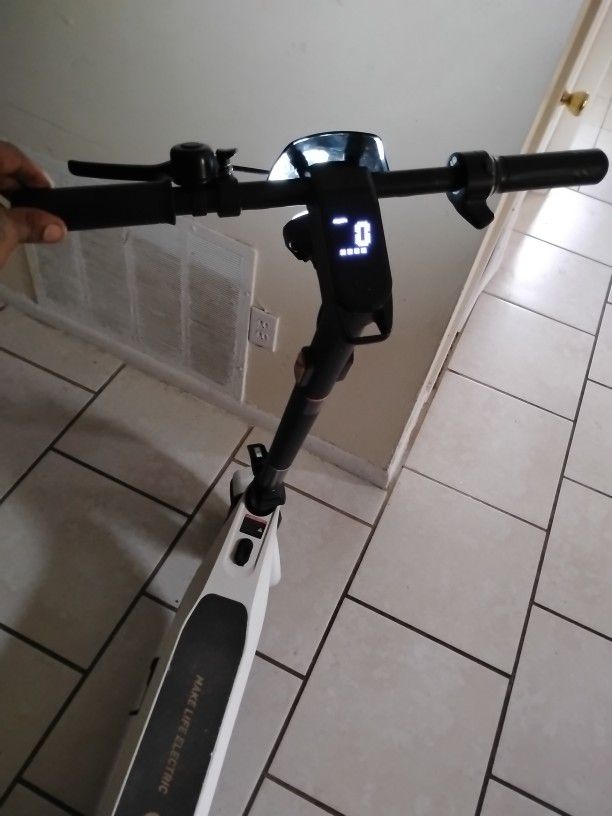 Two Electric Scooters Both Retail Up To 600$ Together No Chargers It's Ready To Use And Go 