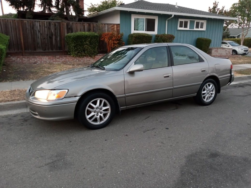 2001 Toyota Camry Runs And Drives Great Clean Title 200k Miles 