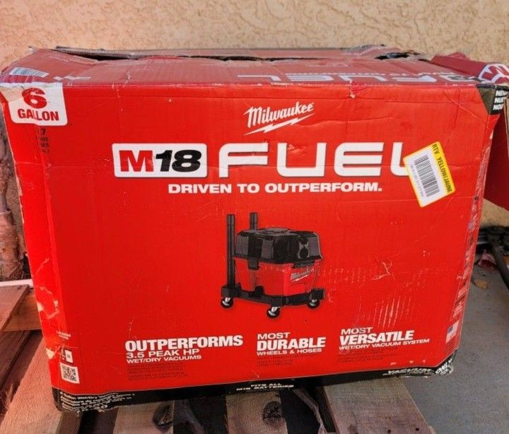 Milwaukee M18 FUEL 6 Gal. Cordless Wet/Dry Shop Vacuum with Filter Hose and Accessories