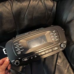 2014-2019 OEM Kia Soul Stereo Deck MP3, Bluetooth  & Sirius 