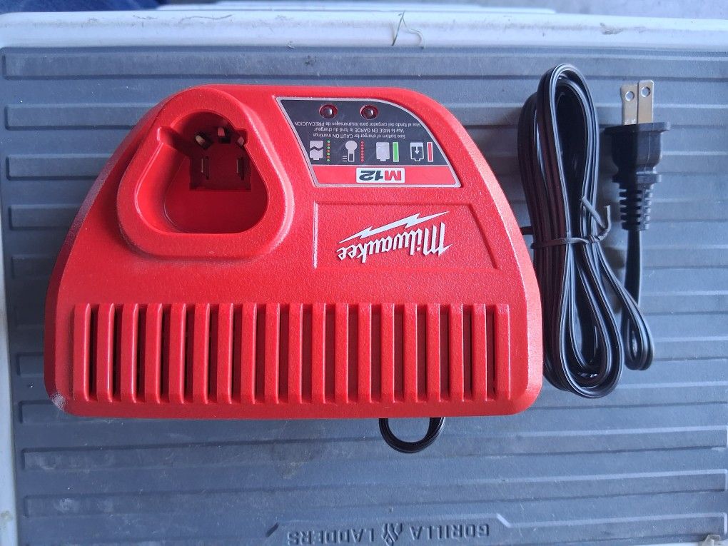 New, Nuevo,  Milwaukee
M12 12-Volt Lithium-Ion Battery Charger