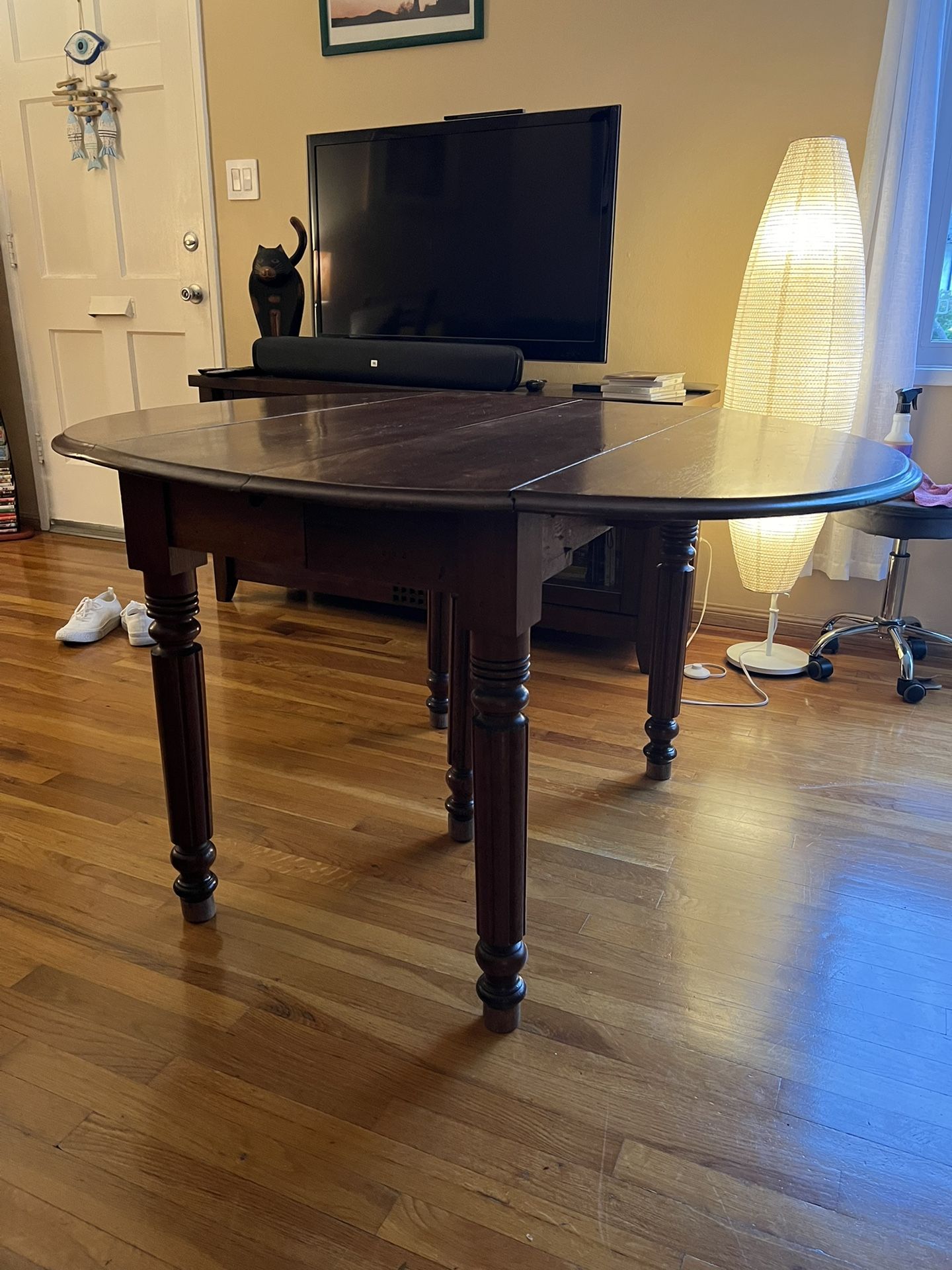 Leaf Expandable Wood Table