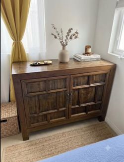 Solid wood dresser/ chest of drawers