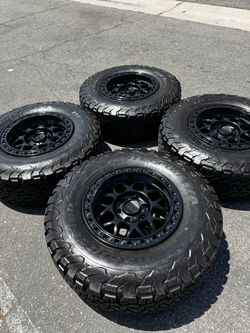 KMC KM549 GRS 6x135 17” Wheels with 33” BFGoodrich K02 All-Terrain Tires Ford F-150