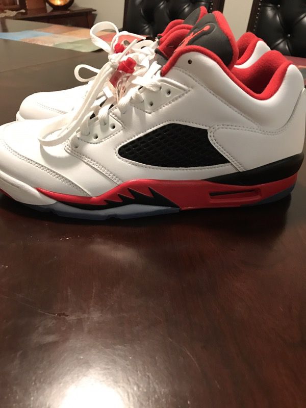 Jordan retro 5 size 10 like new used only 1 time doesn't fit