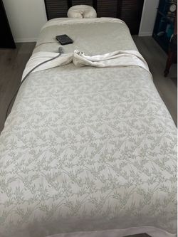 Professional Electric Lift Massage Table for Physical Therapy or Spa Practice