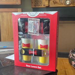 2018 Budweiser Beer Lovers Kit.   New 