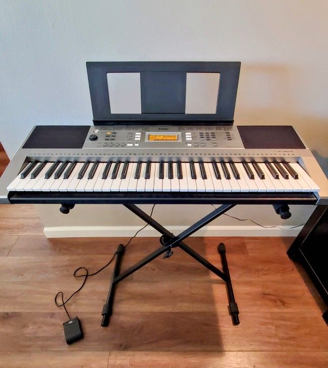 YAMAHA PSR - E353 KEYBOARD WITH STAND INCLUDES  LESSON BOOKS. 
