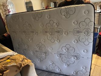 Queen size mattress in good condition