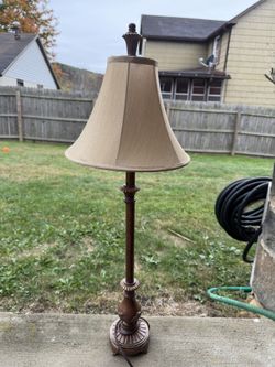 vintage-style traditional table lamp with a bronze finish