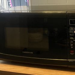 Farberware 0.7 Cu. Ft. Counter Top Microwave 