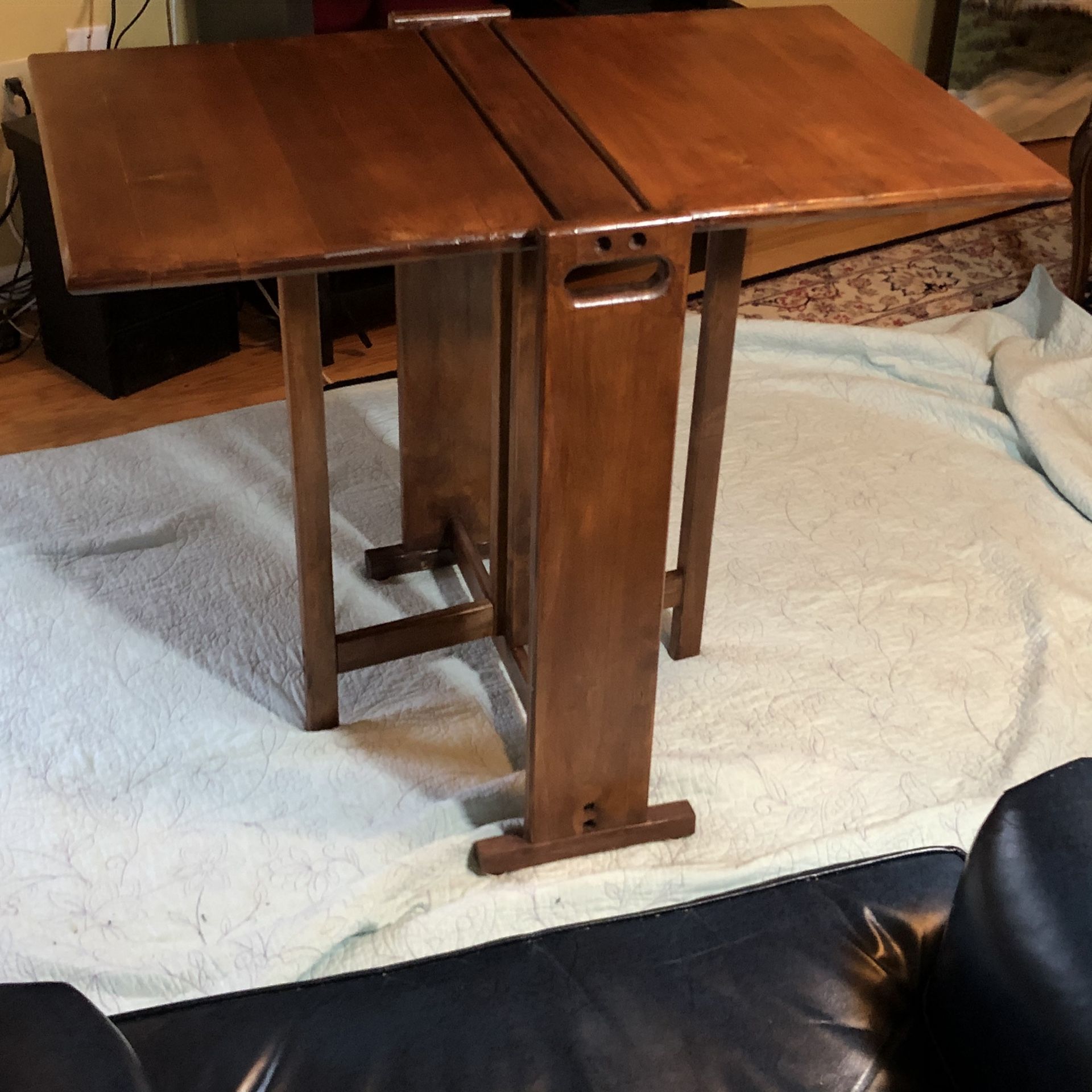 Table of solid wood. Gorgeous