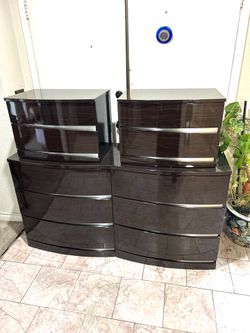 Aurora black big dresser wenge   (6) drawers  with mirror and 2 night stands  very good condition