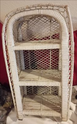 Small White Wicker Bookcase/Shelf