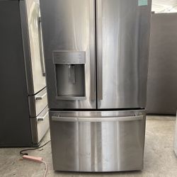  General Electric beautiful stainless steel refrigerator looks like new French door everything works perfectly first come first served 