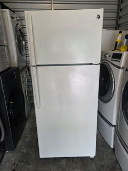 GE 18 c/u refrigerator top freezer running great ice maker