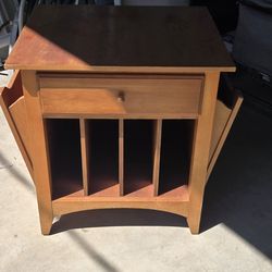 Thomasville Furniture - end table w/ magazine holder