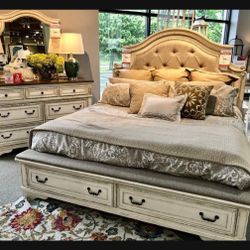 By Ashley Furniture Realyn Two Tone Queen Upholstered  Bed 👌in Stock✅ Financing Available 👍
