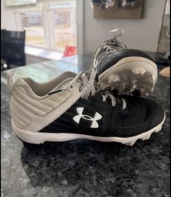 Like New Youth Size 6Y Softball/Baseball Spikes Under Armour Cleats $35