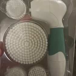 Moving Sale Never Used Amazon Battery Operated Bathroom Cleaning Brush Set