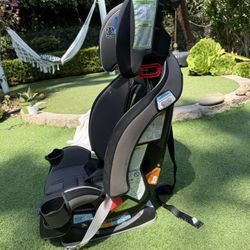 Chicco 2-in-1 Car Seat/Booster - Excellent Condition!