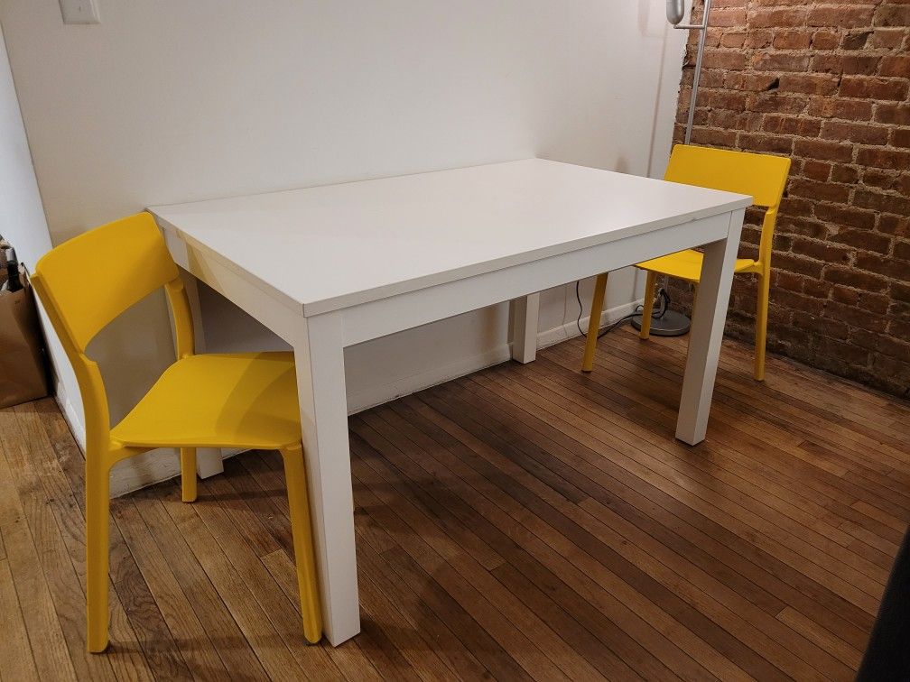 White extendable dining table